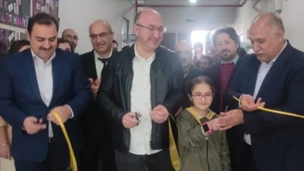 OKULUMUZDA DÜZENLENEN İNGİLİZCE DERS MATERYALLERİ SERGİMİZ 